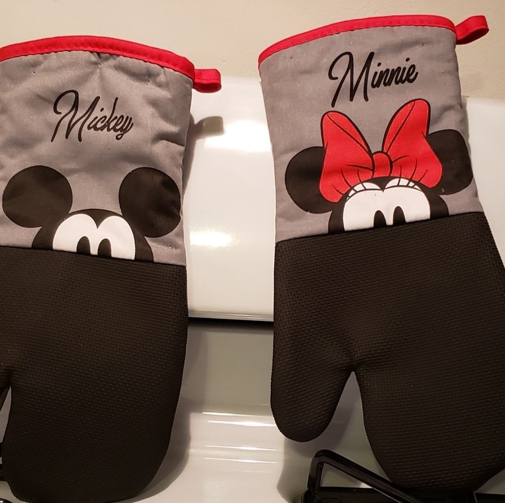 Disney mickey minnie oven mits